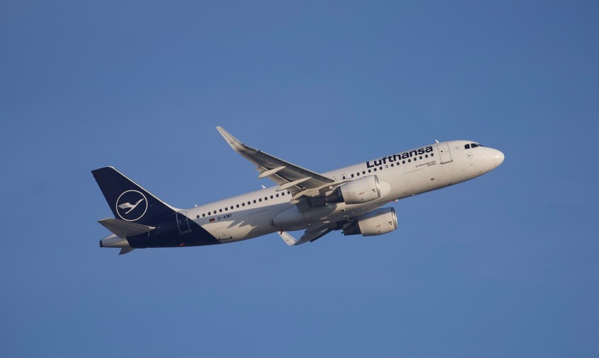 Airbus A320 von Lufthansa: An deutschen Regionalflughäfen eine gefährdete Art.