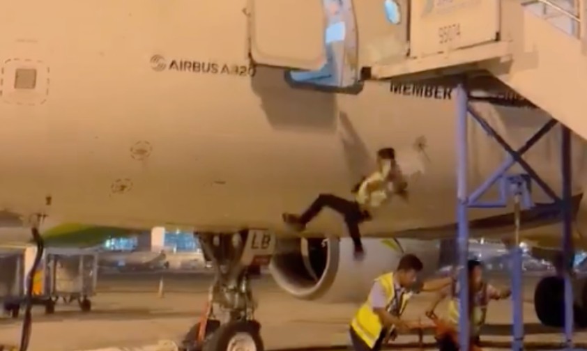 Mann fällt aus Tür von Airbus A320 und überlebt