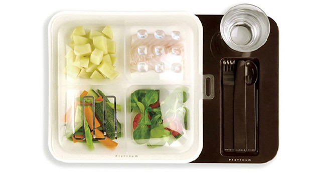 Mit etwas Glück stauben die Piloten das gute Essen der Premium-Passagiere ab.