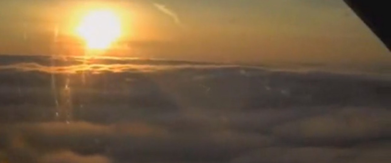 Sonnenuntergang im Cockpit beobachten: Ein unvergesslicher Glücksmoment.