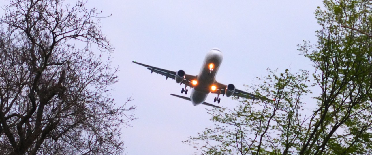 Jet im Landeanflug: Drohen im Sommer 2022 wieder Verspätungen?