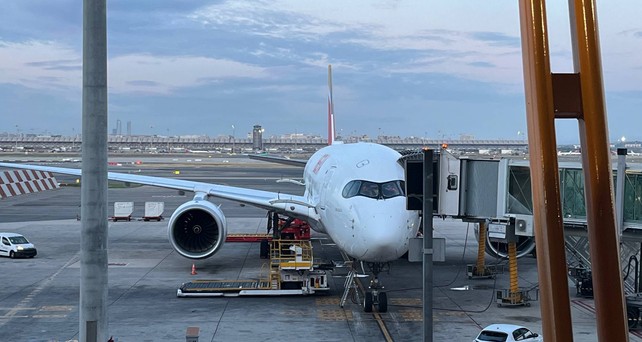 Der Airbus A350-900 mit der Kennung EC-NXD am Gate kurz vor dem Boarding.