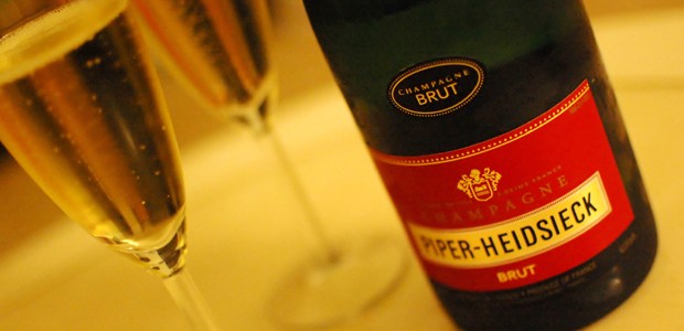 Piper-Heidsieck wird an die Passagiere ausgeschenkt.