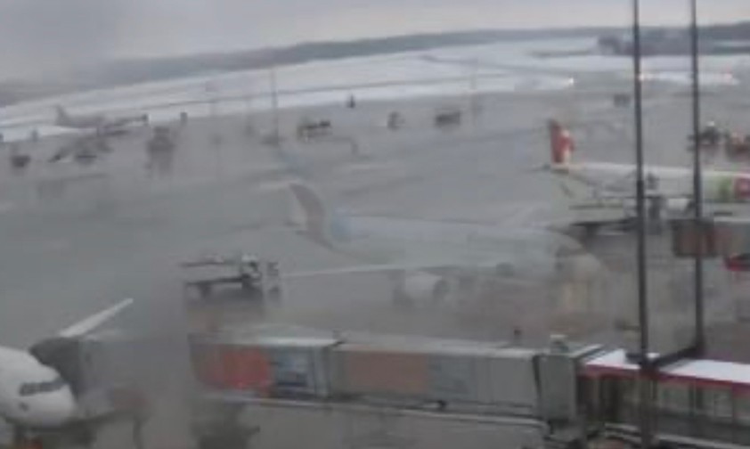 Blick vom Terminal aufs Vorfeld: Am Flughafen Hamburg lag am Mittwoch Schnee.