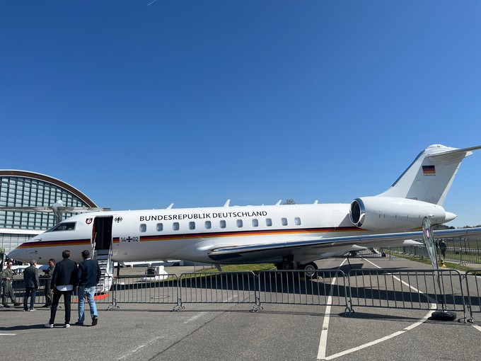 Die Flugbereitschaft der Bundeswehr zeigt ihre Bombardier Global 5000.