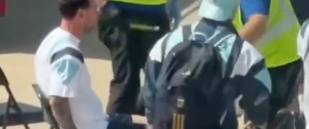Lionel Messi bei der Sicherheitskontrolle in Miami: AUch SUperstars werden kontrolliert.