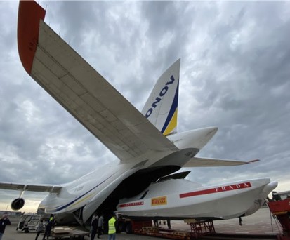 Beladung der An-124: Ingenieure des Herstellers haben dafür gesorgt, dass die Yacht optimal ins Flugzeug geladen wird.