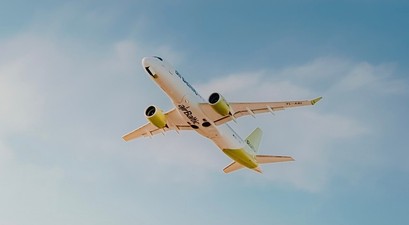 Airbus A220 von Air Baltic: Andere Triebwerkskonfiguration als die A220 von Swiss.