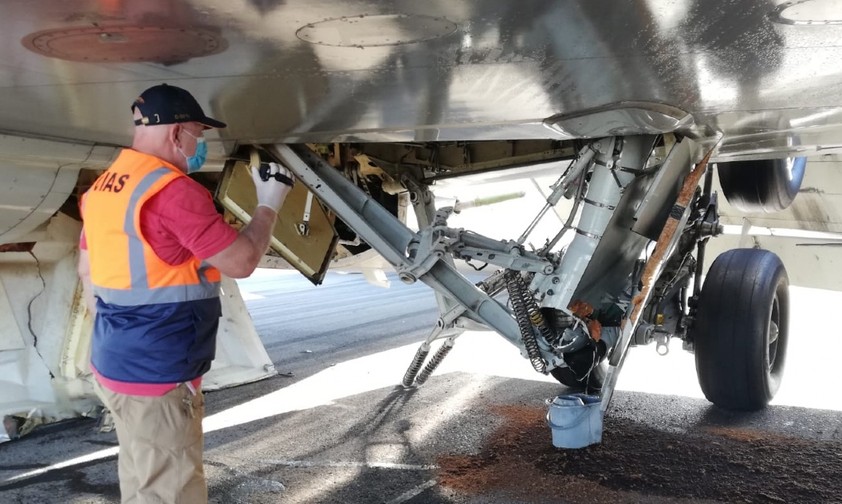 Fahrwerk einer Boeing 767 knickt beim Ausrollen ein