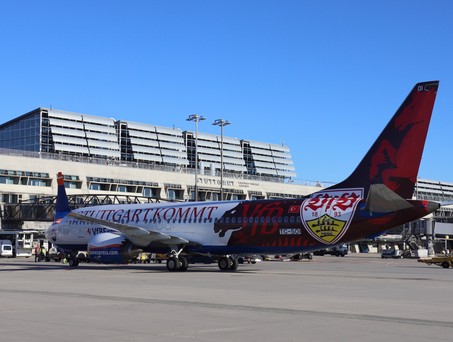 Boeing 737 Max 8 von Sun Express: Das Flugzeug trägt eine VFB -Stuttgart-Lackierung.