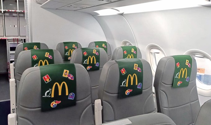 Ein Blick in die Kabine: Das McDonald's-Logo ist überall.