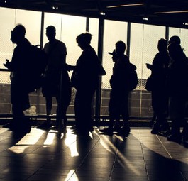 Lange Warteschlangen beim Boarding: Das Anstehen könnte dank einer simplen Methode bald ein Ende haben.