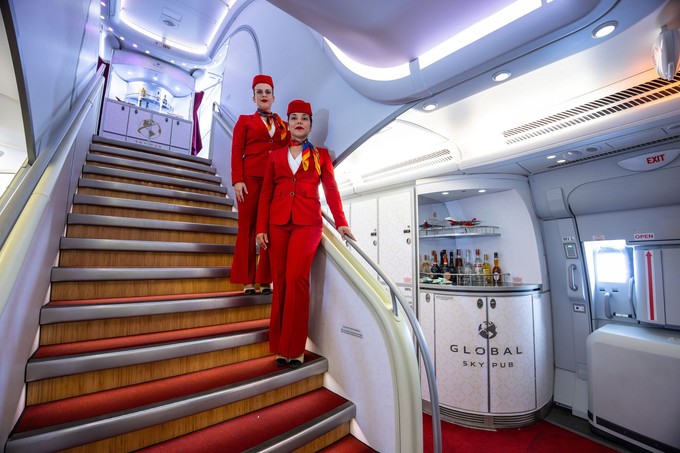 Kabinenpersonal an der Treppe zum Oberdeck der 9H-GLOBL.