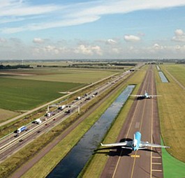 Die DC-10 war auch bei KLM die Vorgängerin der MD-11. Sie wurde ab 1986 von McDonnell Douglas konzipiert. Sie ist länger, hat größere Tragflächen aber ein kleineres Seitenleitwerk.