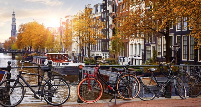 Fährräder in Amsterdam: In der Stadt darf keine Werbung mehr für Flugreisen gezeigt werden.
