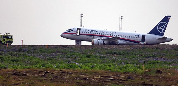 Superjet auf der Piste von Keflavik: Bauchlandung.