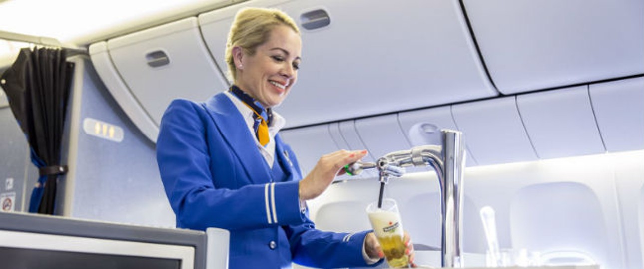 Biertrolley von KLM: Ob das Bier schmeckt wie in der Bar?