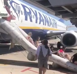 Ryanair-Jet nach Batteriefeuer evakuiert