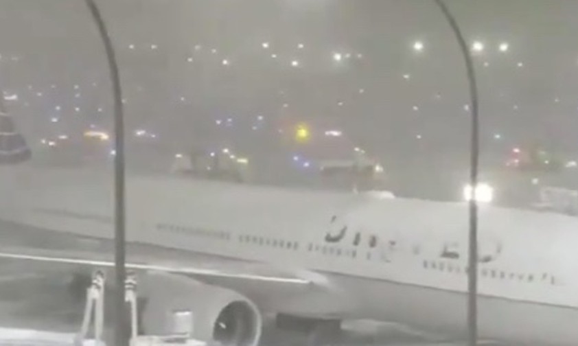 Drei Flieger rutschen auf Schnee aus