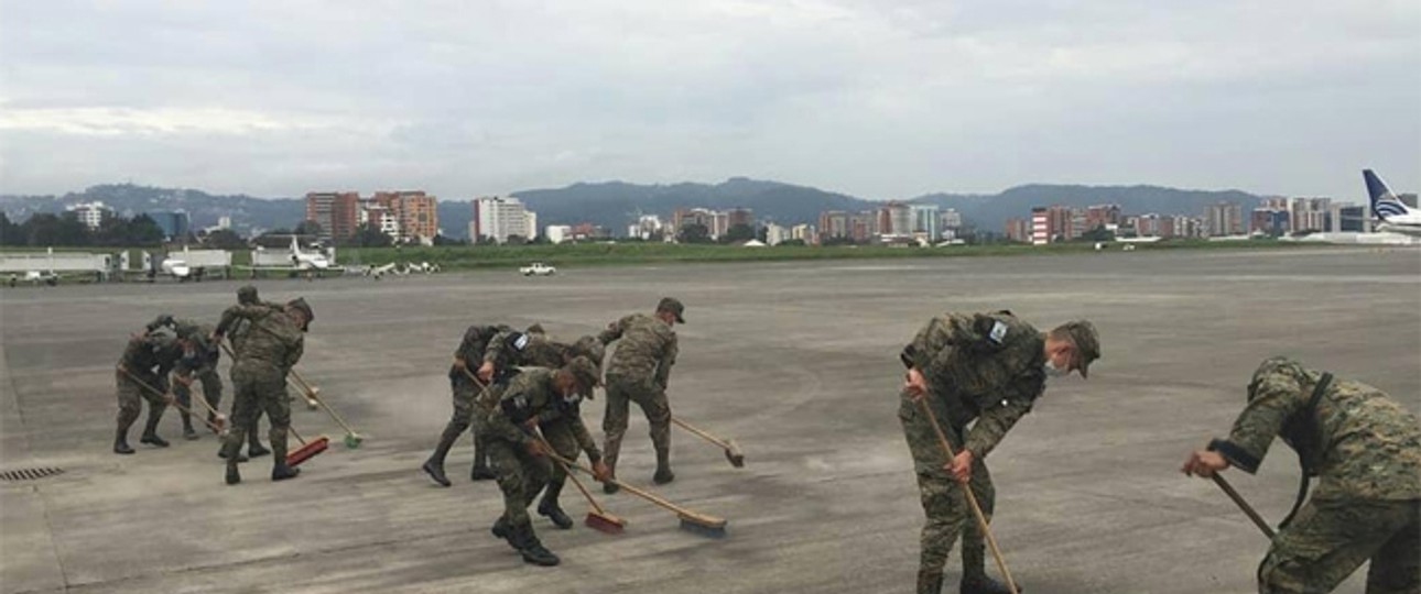 Soldaten am Flughafen La Aurora: Probleme durch Vulkanasche.