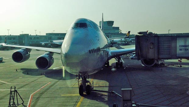 Blank poliert steht die Boeing 747-8 am Gate in Frankfurt. Sie ist nagelneu und frisch aus Seattle eingetroffen. Es ist die erste Maschine mit der neuen Vierklassen-Konfiguration. Gesteuert wird sie für den Erstflug von 747-Flottenchef Elmar Boje.