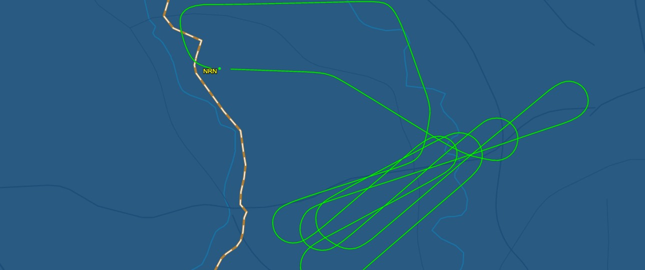 Flug FR7712 vom 16. August bei Flight Aware: Die grüne Linie zeigt den Flugverlauf, die gestrichelte Linie ist die deutsch-niederländische Grenze.
