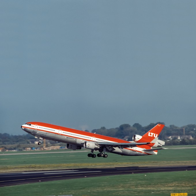 Insgesamt vier McDonnell Douglas MD-11, darunter die mit dem Kennzeichen D-AERX, ersetzten die Tristar ab Ende 1991 auf den Langstreckenflügen von LTU. Alle vier wurden nach ihrer Ausflottung 1998 an Swissair weiter veräußert.