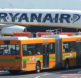 Flieger von Ryanair in Bergamo: Insbesondere Passagiere von Billigfliegern sind von der Umleitung betroffen.