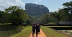 Sri Lankas wortwörtlich größte Sehenswürdigkeit: Sigiriya. Wer hinauf will, ...