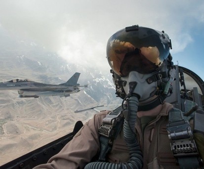Pilot im Kampfjet: Zusammen sind sie stärker.