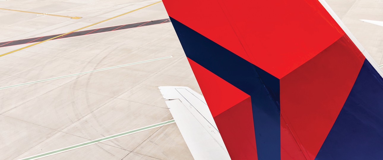 Leitwerk eines Delta-Jets: Ein Reisender gelangte mit abfotografierter Bordkarte ins Flugzeug.