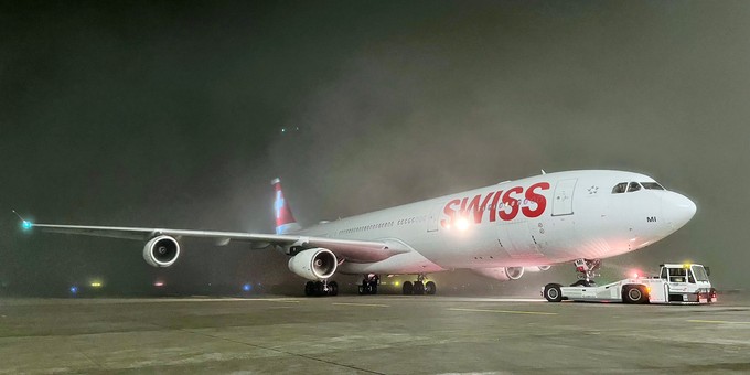 <strong>Lärmklasse II, zum Beispiel Airbus A340:</strong> Für einen Start zwischen 23:15 Uhr und 23:30 wird ein Zuschlag von <strong>5000 Franken</strong> fällig (bisher 3000 Franken). Zwischen 21 und 22 Uhr kostet der Start unverändert 400 Franken.