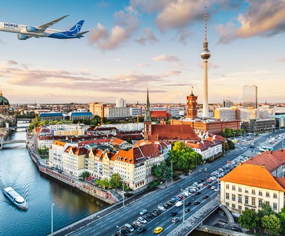 Flieger von Norse über Berlin: Ab August zu sehen.