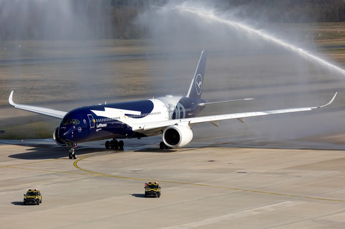 ... der Flughafenfeuerwehr begrüßt, und das ...
