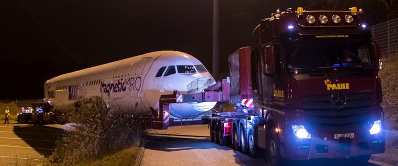 Transport des Rumpfes: 89 Tonnen Gewicht.