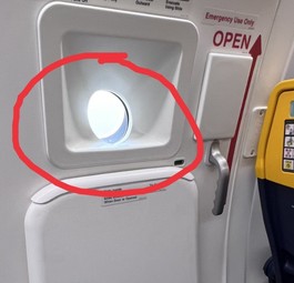 Das Bild aus der Ryanair-Antwort: Es hat durchaus ein Fenster ...