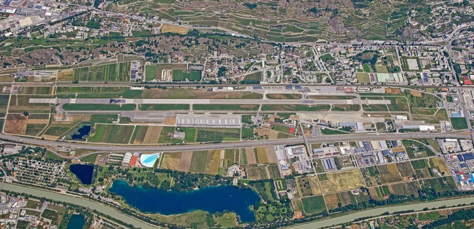 Der Luftwaffenstützpunkt und Flughafen Sion aus der Luft.
