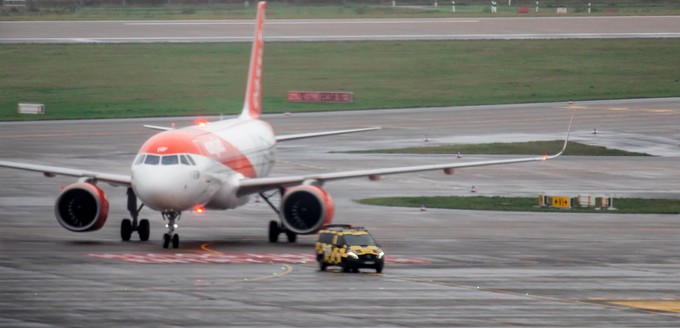 Die erste Ankunft: Aus der geplanten Parallellandung wurden zwei aufeinander folgende Landungen. Den Vorrang bekam der A320 von Easyjet.