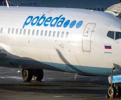 Eine Boeing 737 von Pobeda: Ein Pilot soll absichtlich langsamer geflogen sein, um sein Gehalt aufzubessern.