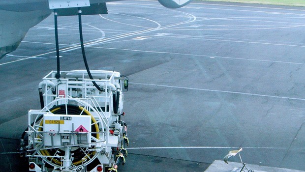 Betankung eines Fliegers: Damit Explosionen vermieden werden, wird Stickstoff eingesetzt.