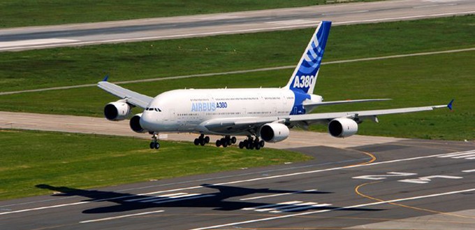 Landung nach dem Erstflug am 27. April 2005: Der größte Passagierjet der Welt kann fliegen.