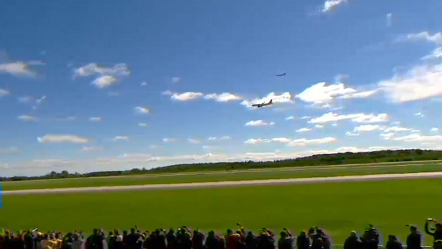 Gäste beobachten den neuen Jet beim Fly-by