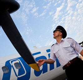 UT-Air-Pilot prüft eine ATR: Waren die Tragflächen vereist?