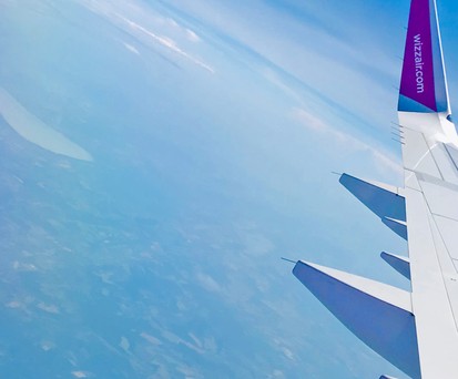 Blick aus einem Wizz-Air-Flieger: Im Winter ab Köln nicht mehr möglich.