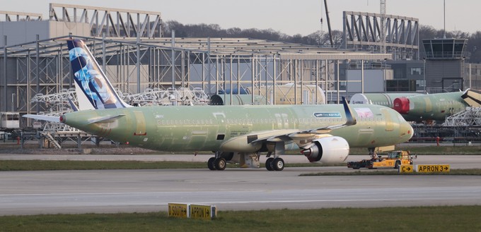 Das Flugzeug ist jetzt mit Triebwerken zu sehen.