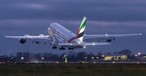 <strong>Emirates:</strong> Bei dem mit weitem Abstand größten und wichtigsten A380-Kunden ist das Modell bis mindestens 2035 eingeplant. Von den noch 116 Superjumbos sind aktuell rund 80 aktiv. Emirates hat begonnen, einen Teil der A380-Flotte mit einer neuen Kabine auszustatten. Insgesamt sind 67 Superjumbos dafür eingeplant. Bis Mai 2024 soll das Umbauprogramm abgeschlossen sein. Emirates-Präsident Tim Clark wird nicht müde, für einen <a href="https://www.aerotelegraph.com/emirates-praesident-wuenscht-sich-neuen-airbus-a380-ohne-fenster">Bau eines A380-Nachfolgers</a> zu werben.