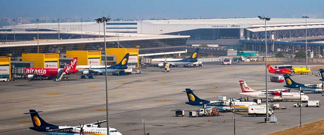 Flieger am Flughafen von Delhi: Indien verbietet Inlands- und Auslandsflüge.
