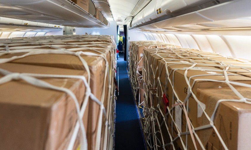 Provisorische Frachtkabine in einem Passagierflieger: Kartons statt Sitze.