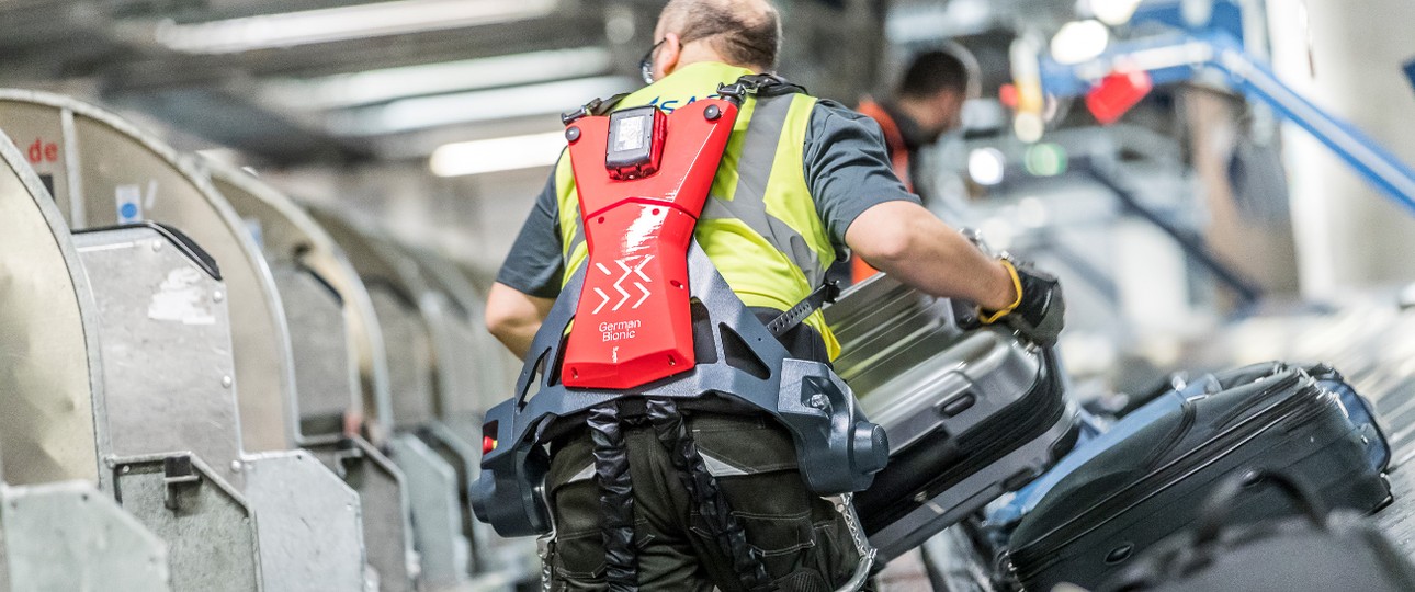 Flughafen Stuttgart: Das Exoskelett entlastet den Rücken.