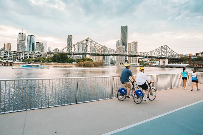 Am Brisbane River tummeln sich Radfahrer und Fussgänger
